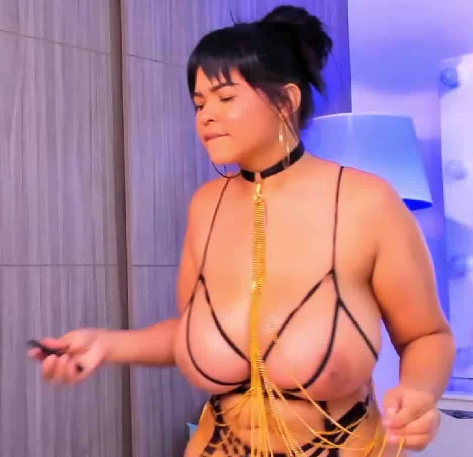 A busty latina on chaturbate